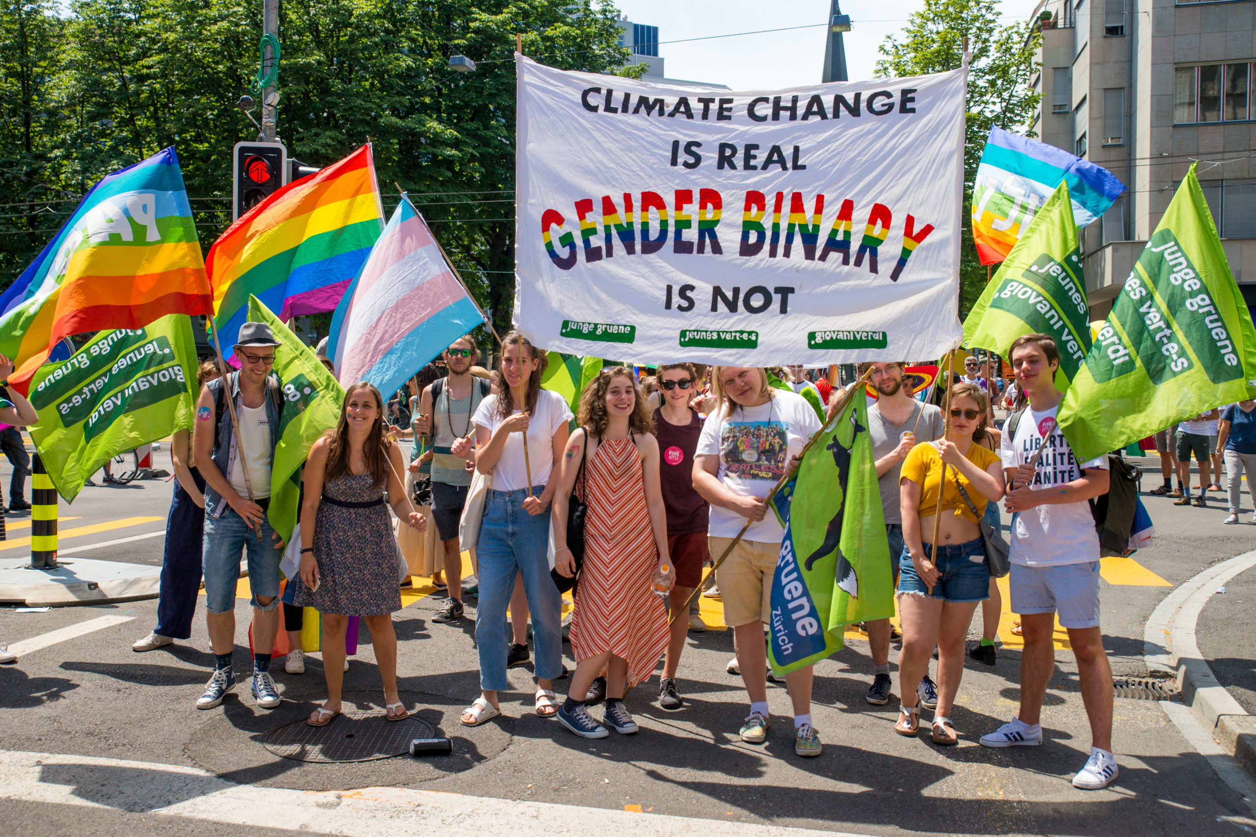 Die Jungen Grünen demonstrieren für die Rechte von LGBTIQ*.
