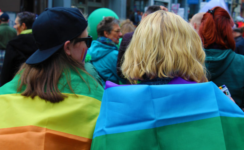 zwei Frauen an der Pride