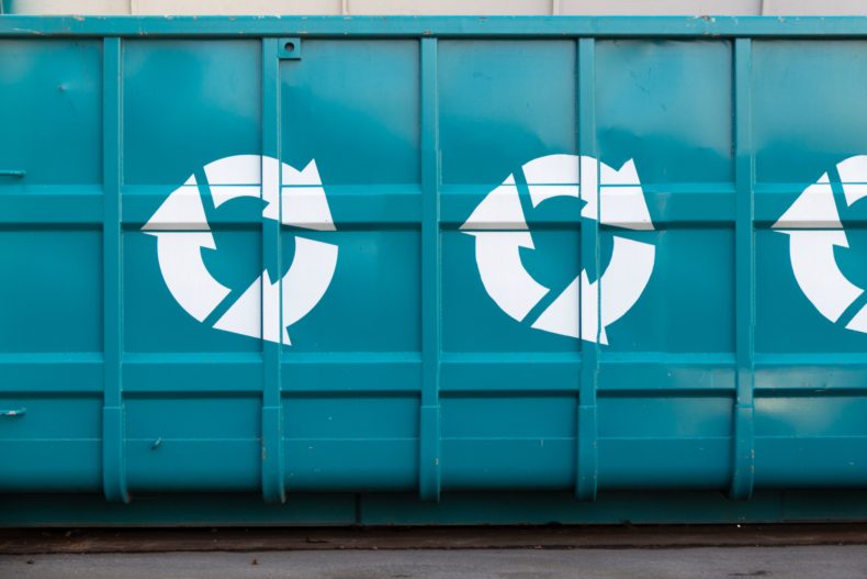 Ein Recyclingcontainer.