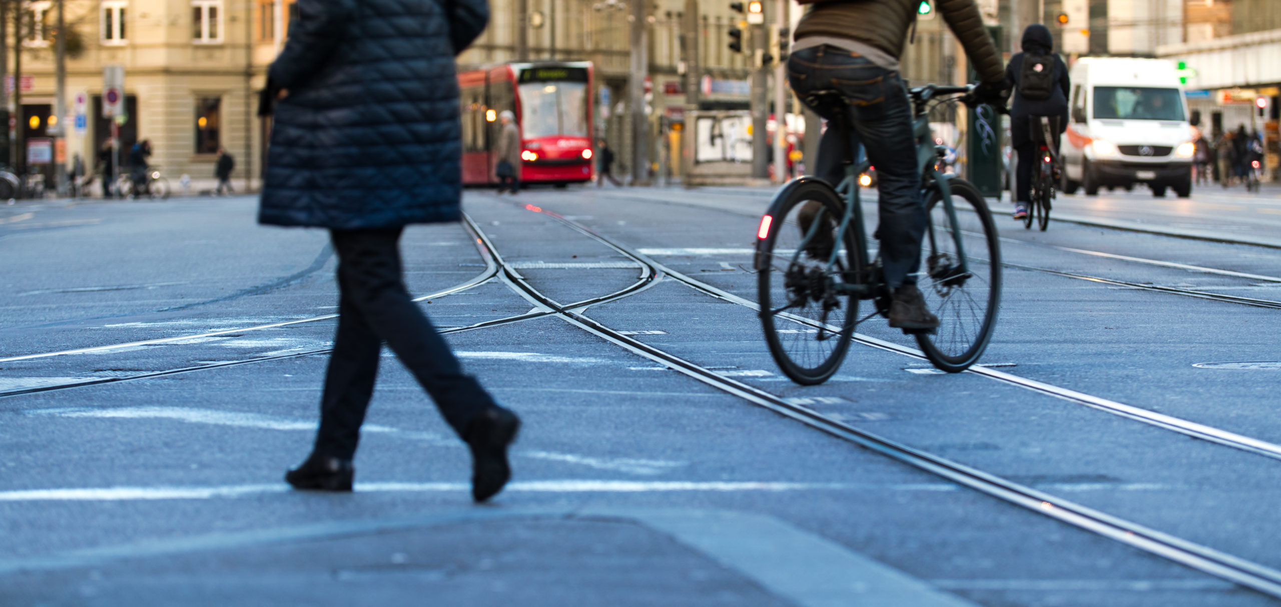 Velo, Fussgänger und Tram